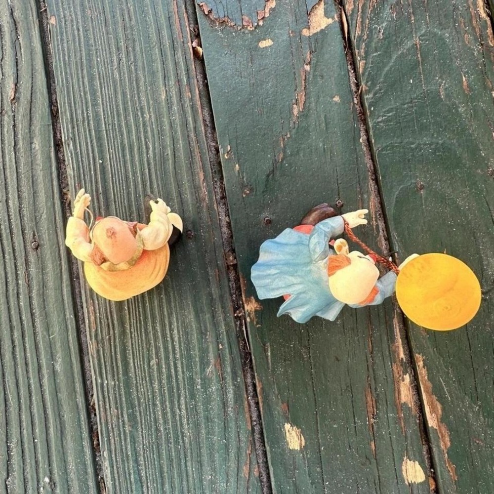Two clown‎ figures